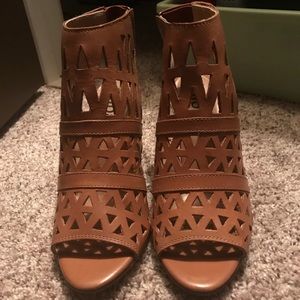 DIBA ISLA LEATHER LASER CUT PEEP TOE BOOTIE SIZE 8